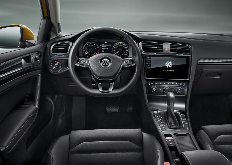 Торпедо Volkswagen Golf 280 TSI 5-Door (Typ 5G) 2017 года  (CN) (фото 8 из 23)